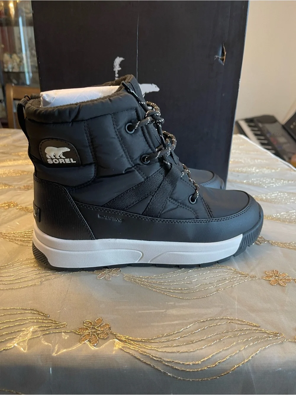 NWB Sorel women’s Whitney lll mid waterproof boots black size 8.5